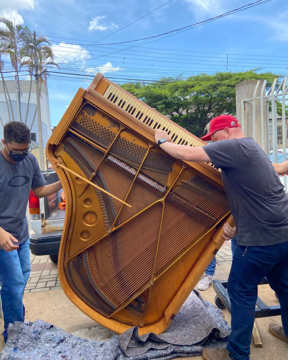 Restauração, Afinação, Transporte, Manutenção, Compra e Venda.