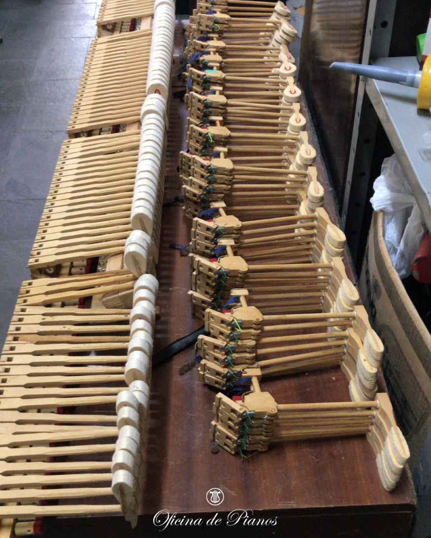 Restauração, Afinação, Transporte, Manutenção, Compra e Venda.