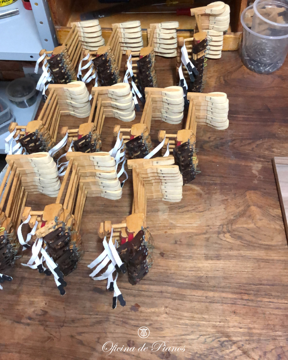 Restauração, Afinação, Transporte, Manutenção, Compra e Venda.